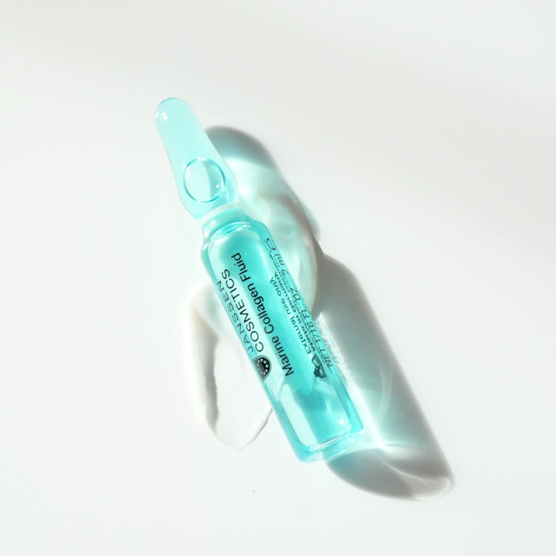 Ampoule Marine Collagen Fluid de Janssen Cosmetics en design turquoise sur fond blanc.